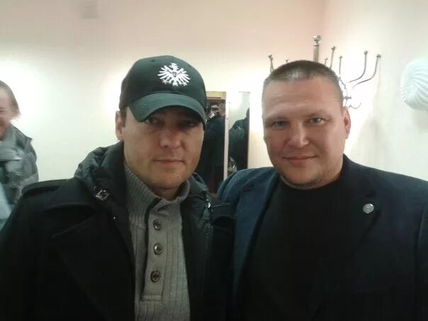 С микрофоном у сердца: вдова и дети Шатунова выбрали эскиз памятника певцу