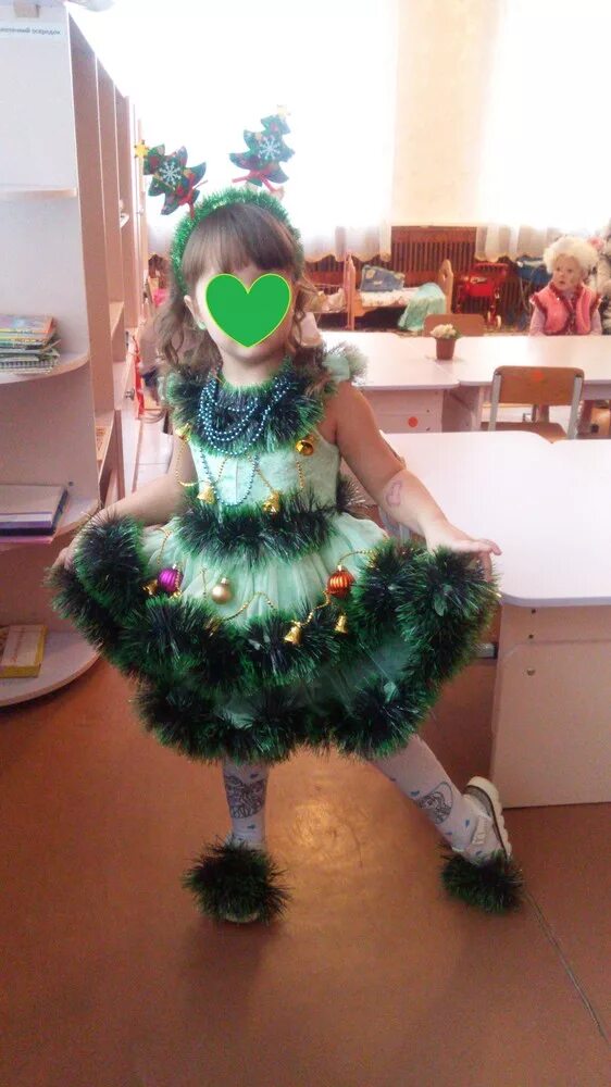 костюм елки из мишуры. новогодние платья для девочек с мишурой. новогоднее платье с мишурой. наряд ёлочки для девочки в садик. костюм елочки из мишуры.