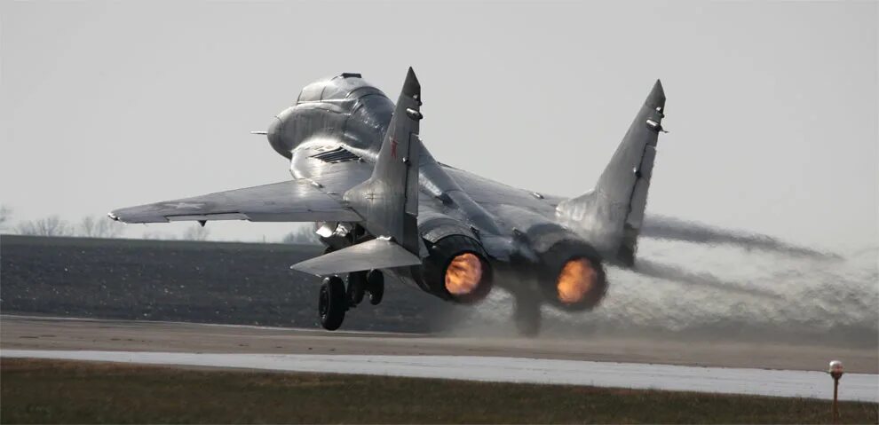 Скорость истребителя миг 29. Миг 29 истребитель скорость. Миг-29 истребитель с дымом. Взлет миг 29 с грунта. Взлетная скорость истребителя.