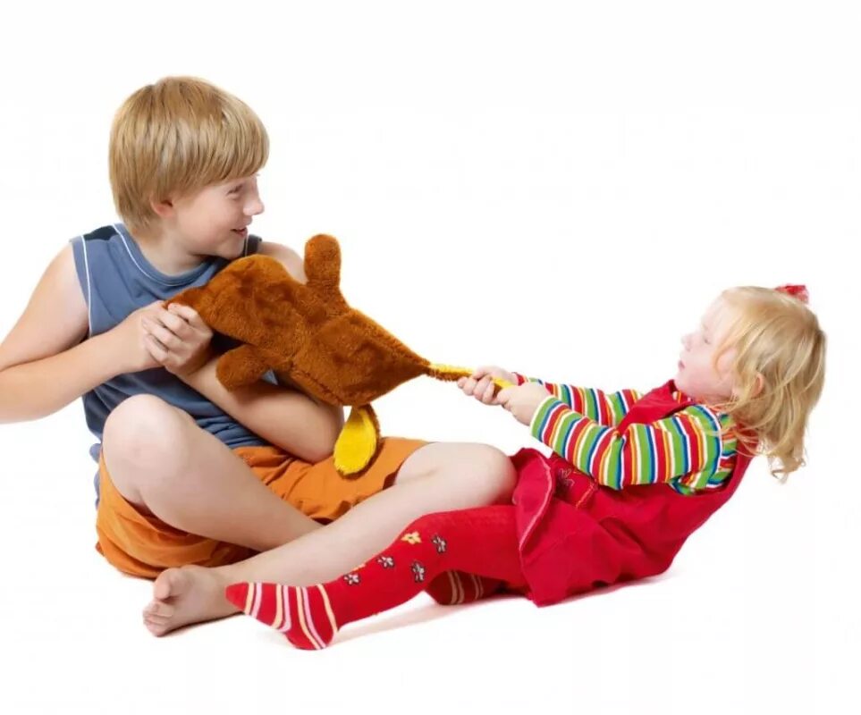 Ребенку год почему дерется. Игрушки для детей. Конфликт между детьми. Ребенок отбирает игрушку. Отобрали игрушку.