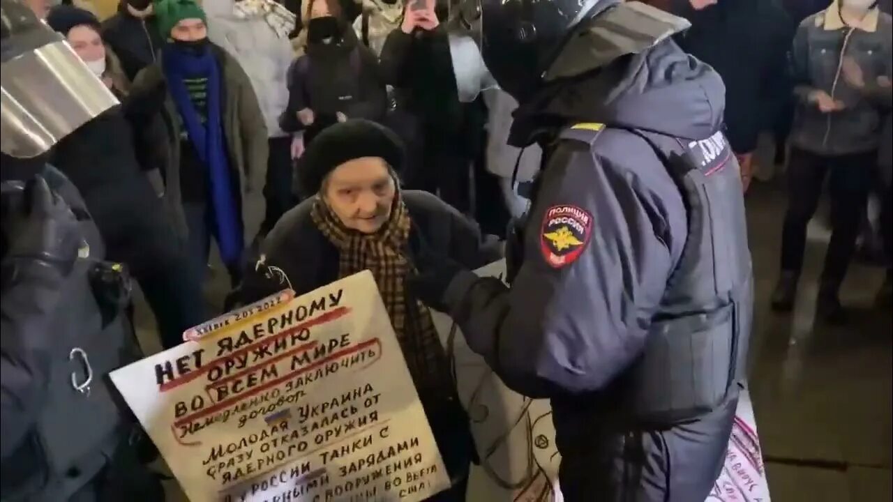 Нет войне пикеты аресты. Задержали бабушку на митинге против войны. Бабушка с плакатом на митинге. Нет войне задержания пикеты. Митинг 24.02