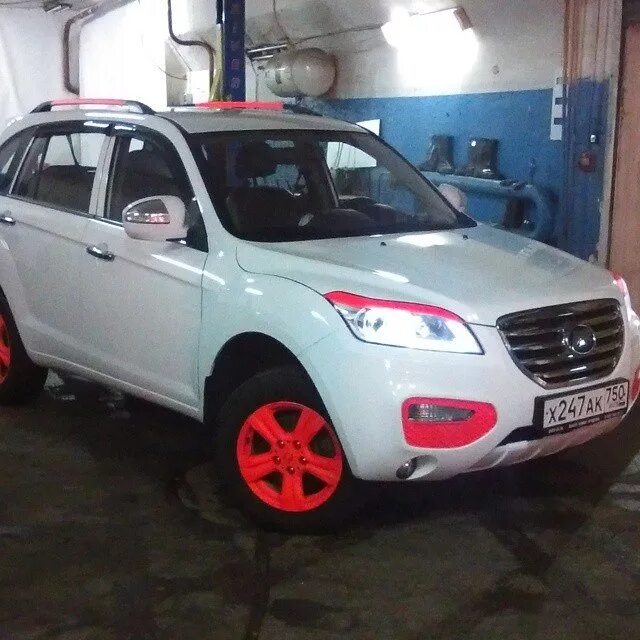 Разболтовка лифан х60. Lifan x60. Lifan x60 тюнингованный. Lifan x60 обвесы. Lifan x60 r18.