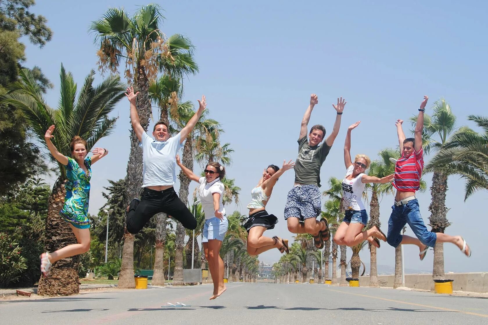 Лагерь на Кипре. Летние каникулы на море. Летний отдых для молодежи. Молодежь на отдыхе.