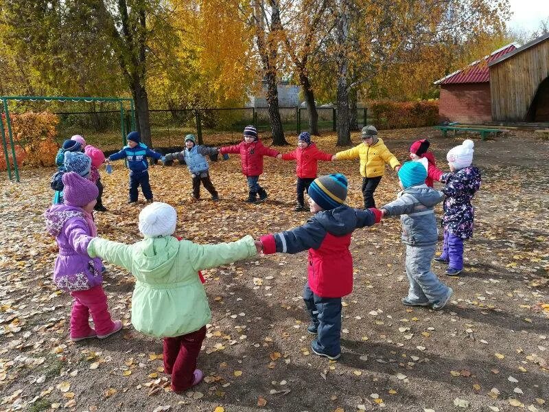 Прогулка подвижные игры цели. Прогулка в детском саду. Дети на прогулке. Прогулка на свежем воздухе в детском саду. Прогулка детей на свежем воздухе ДОУ.