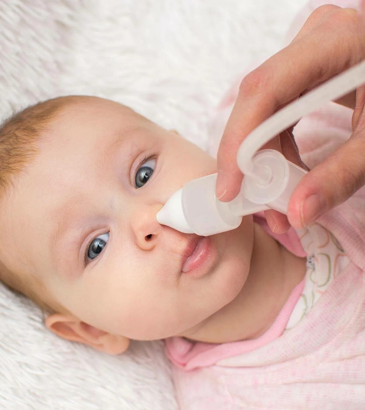 Как промыть нос физраствором в домашних. Промывание носа. Промывание носа для новорожденных. Промывание носа грудничку. Промывание носа физраствором ребенку.