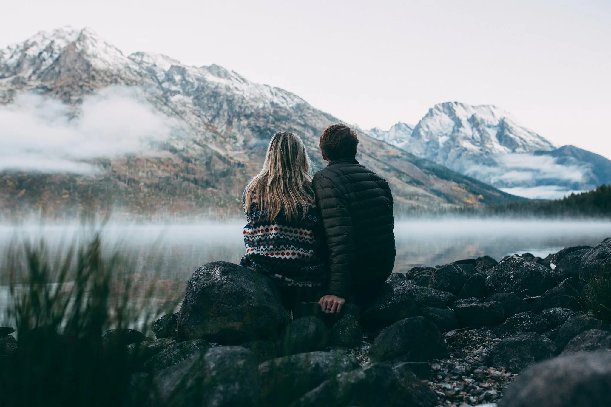 Туман романтика. Влюбленные в горах. Парень с девушкой в горах. Романтика в горах. Пара на фоне гор.