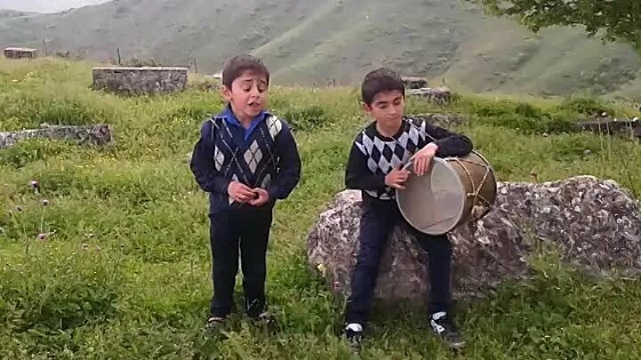 Гагик езакян и ачи пурцеладзе. Армянский мальчик поет. Певец курд поёт на армянском. Армянин в кафе поет красивую песню. Певец армянин поет на русском.