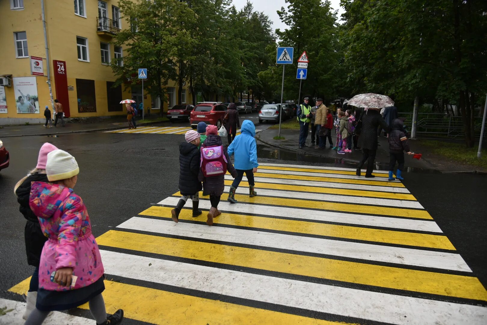 Пешеходный переход. Пешеходный переход для детей. Дети пешеходы. Пешеход на переход. Перебегал пешеходный переход
