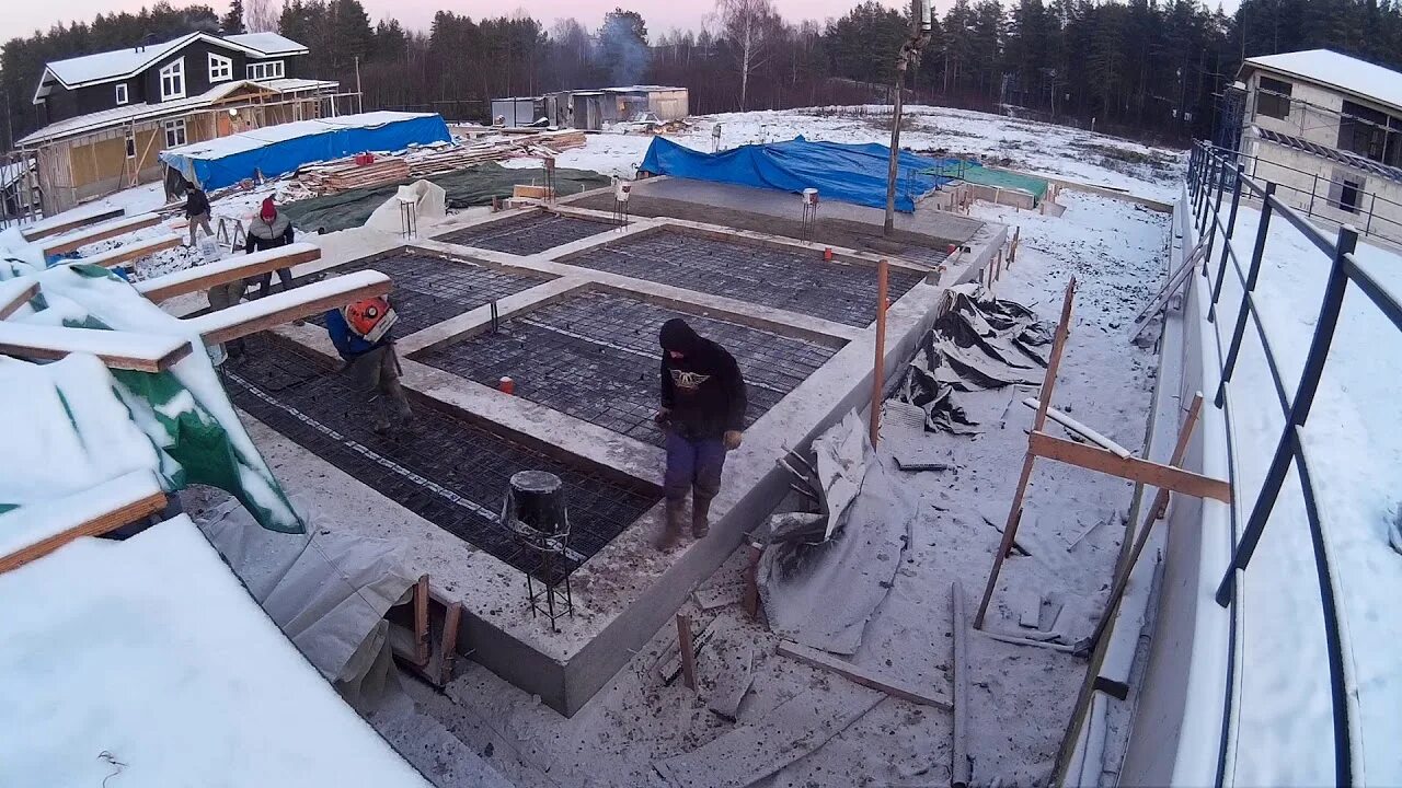 Можно ли оставить фундамент на зиму. Заливка фундамента зимой. зимой подняло фундамент. почему поднимает фундамент зимой.