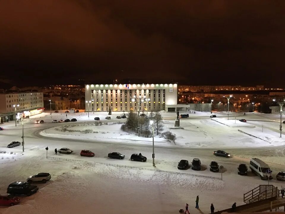 Город Мончегорск Мурманской области. Город Оленегорск Мурманская область. Мончегорск площадь. Главная площадь города Мончегорска. Полярный оленегорск