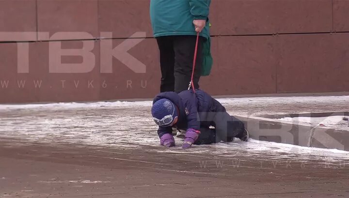 Видео как мальчик тащит своего отца