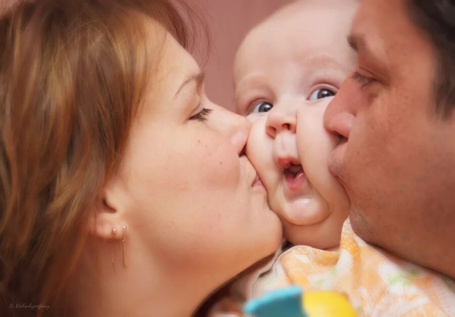 Хочу родную тетю. Поцелуй родителей и детей. Мама и папа целуют малыша. Ребенок целует. Родители целуют ребенка.