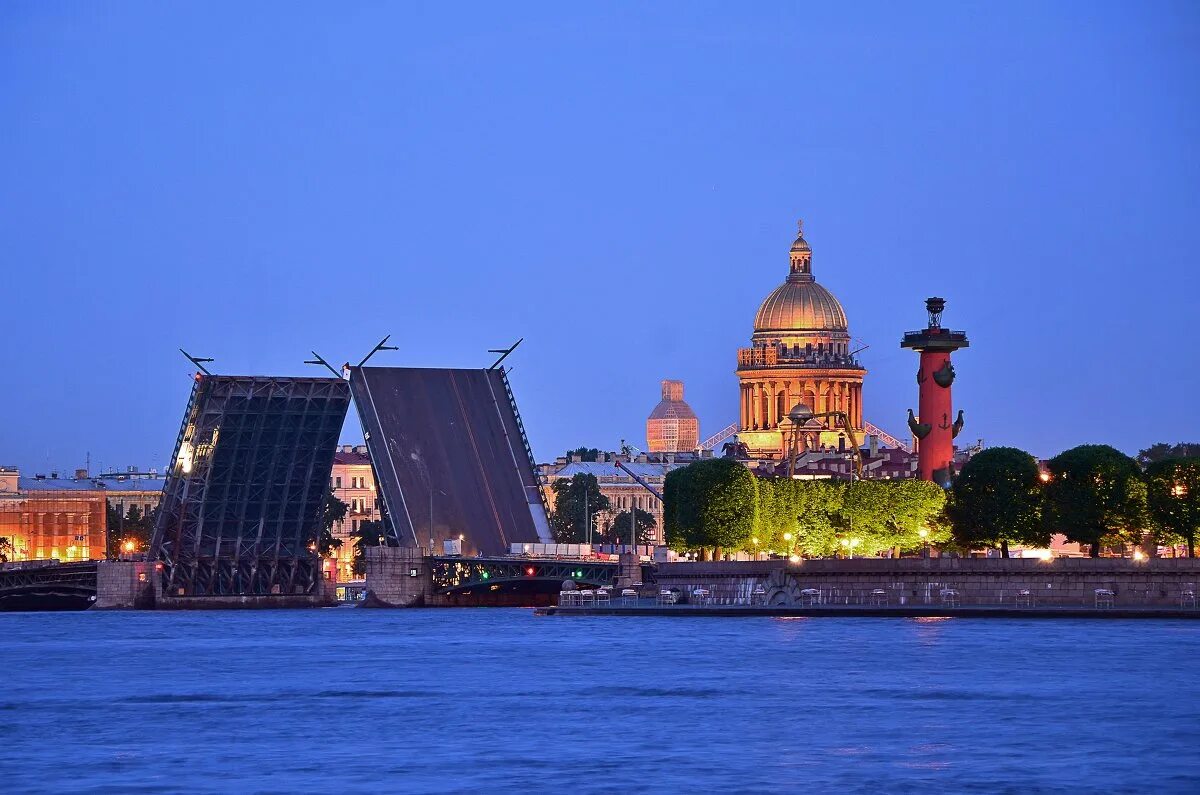 Фото санкт петербурга летом. Разводные мосты на фоне Исаакиевского собора в Санкт-Петербурге.