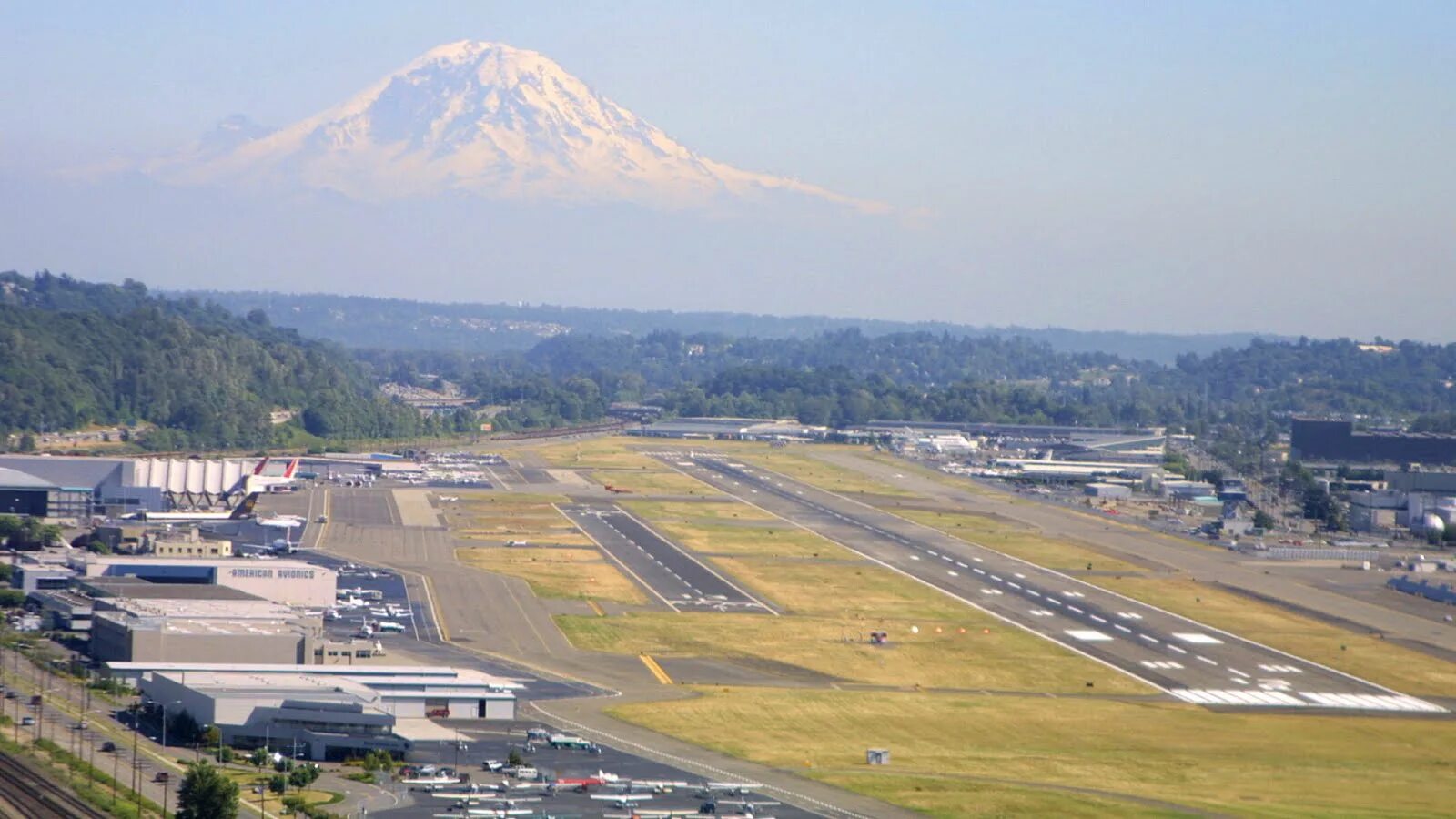 Самолёты боинг в аэропорту. Аэропорт боинга. Самолет боинг 777 ночь. Аэропорт домодедово трансаэро. Внуково аэропорт боинг 747 400.