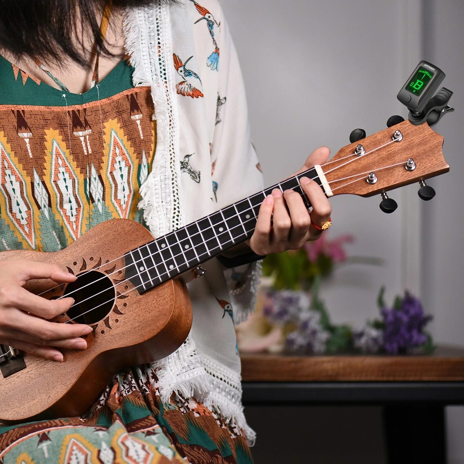 Укулеле сайт. Укулеле в руках. Укулеле сайт. Укулеле сайт. Lanikai zr-t укулеле тенор.