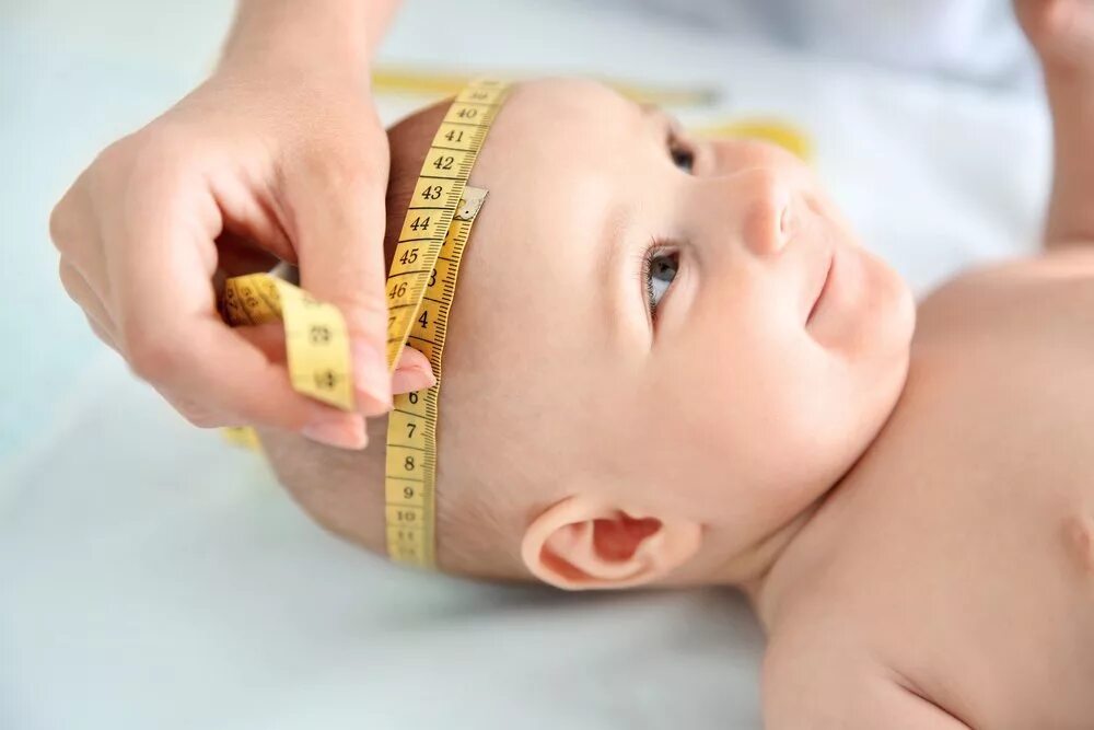 Мозг новорожденного масса. Измерение окружности головы новорожденного. Измерение окружности головы грудного ребенка. Антропометрия новорожденного окружность головы. Измерение окружности головы ребенка до года.