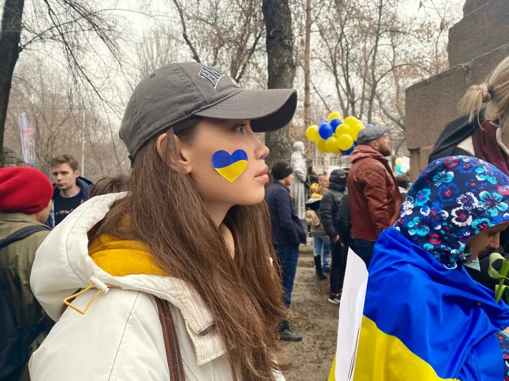 Акция против войны в украине. Митинг в Алматы против войны в Украине. Жители Украины встречают российские. Международный женский день митинги.