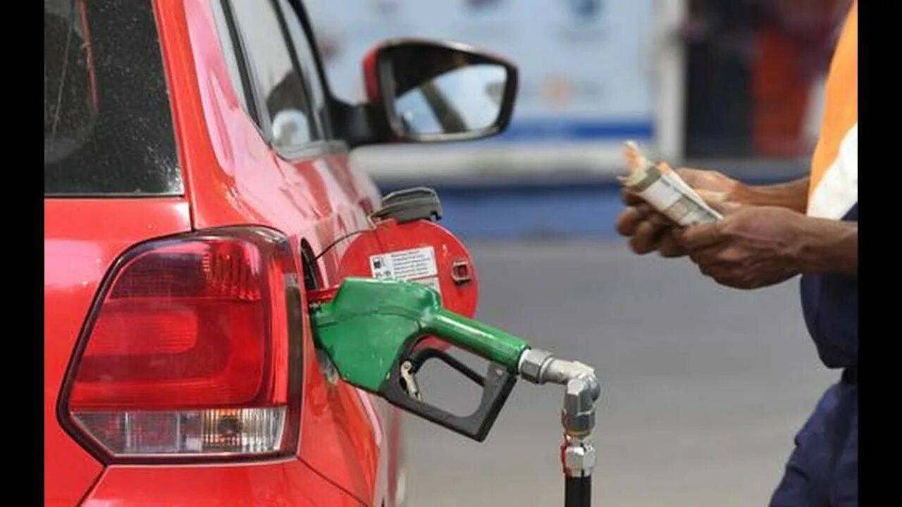 Машина на бензине. Бензин petrol. There s not petrol in his car. Бензин фото. Petrol.