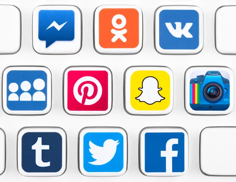 Паттерн из иконок соц сетей. Эмодзи социальных сетей. Картинки смайлики разные. Дизайнерские эмодзи. Значки соцсетей белые.