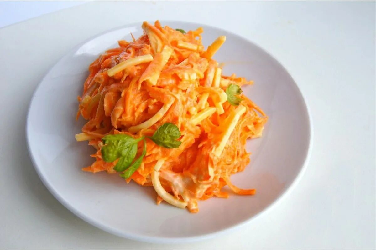 Салат с морковью и сыром рецепт. Морковка с сыром и чесноком. Салат с морковью и сыром рецепт. Салат из моркови с чесноком и сыром. Морковный салат с чесноком.