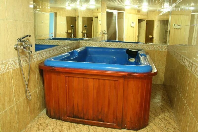 Лодка флагман 3 нднд. Флагман 3. Отель флагман фото. Флаг мэнбурга. Гостиница флагман в ростове-на-дону.