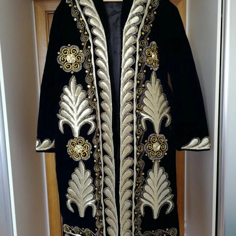 Узбекские халаты мужские. Таджикский халат мужской. Национальный таджикский халат мужской. Чапан. Халат чапан.