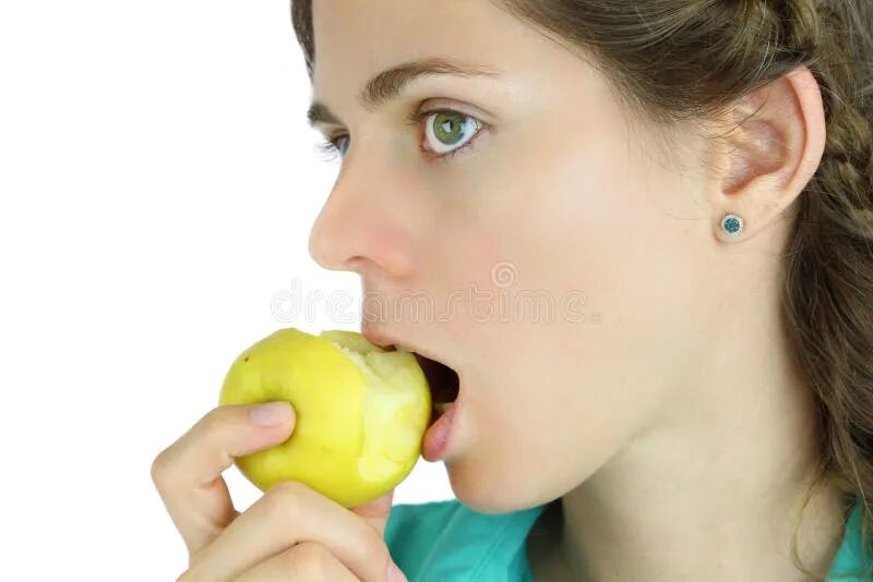 Обгрызенное яблоко как правильно. Человек надкусывает яблоко. Девушка кусает яблоко. Девочка откусывает яблоко. Кусать яблоко профиль.
