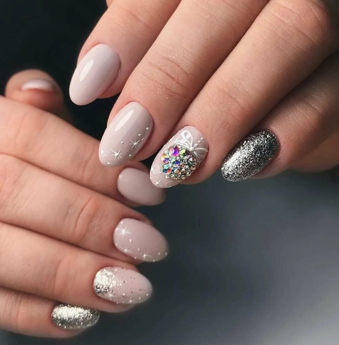 ногти серебристые. новогодний маникюр на овальные ногти. новогодний френч. маникюр со снежинками и блестками. ногти на новый год 2020.
