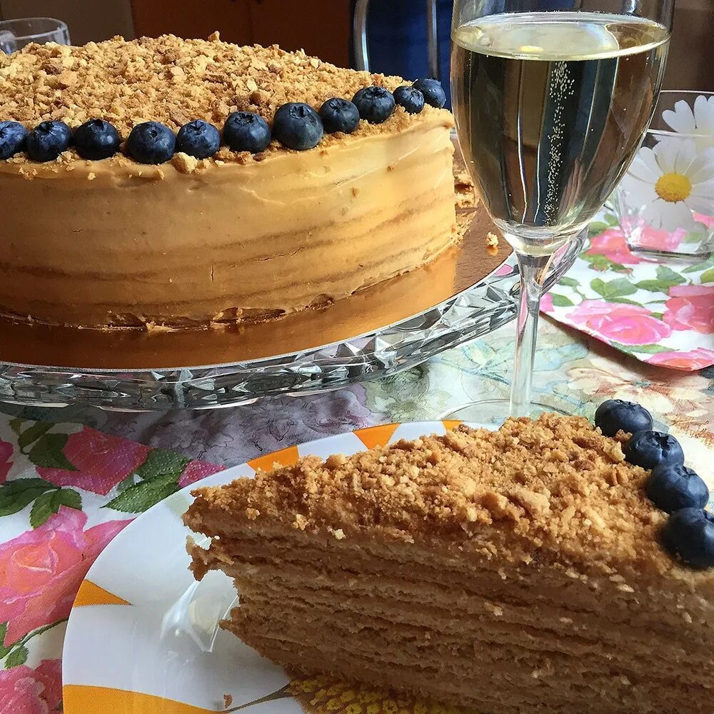 домашние торты. громадный медовый пирог с можжевельником. медовик гречишный. ингредиенты для торта медовик. медовые пирожки.