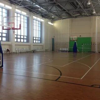 В спортивном зале находятся баскетбольные и футбольные