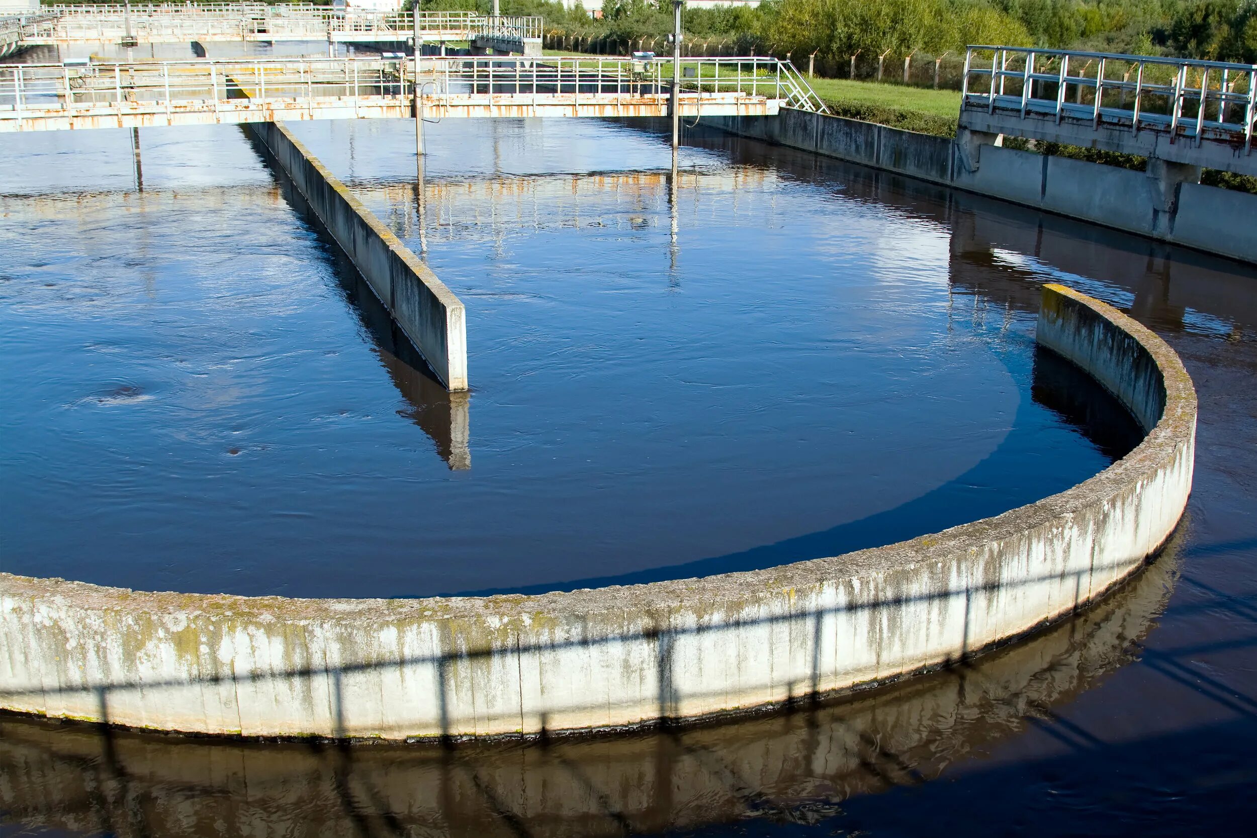 Сточные воды книги. Wastewater treatment Plant. Очистительные сооружения сточных вод. Сооружения для очистки воды. Канализационные очистные сооружения.