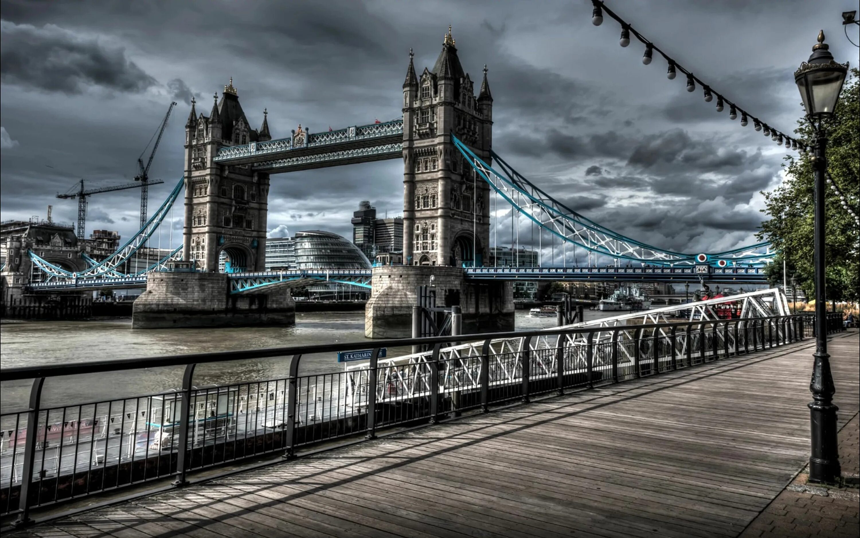 Тауэрский мост. Картина Тауэрский мост в Лондоне. Тауэрский мост в Лондоне с улицей. Тауэрский мост Лондон черно-белый.