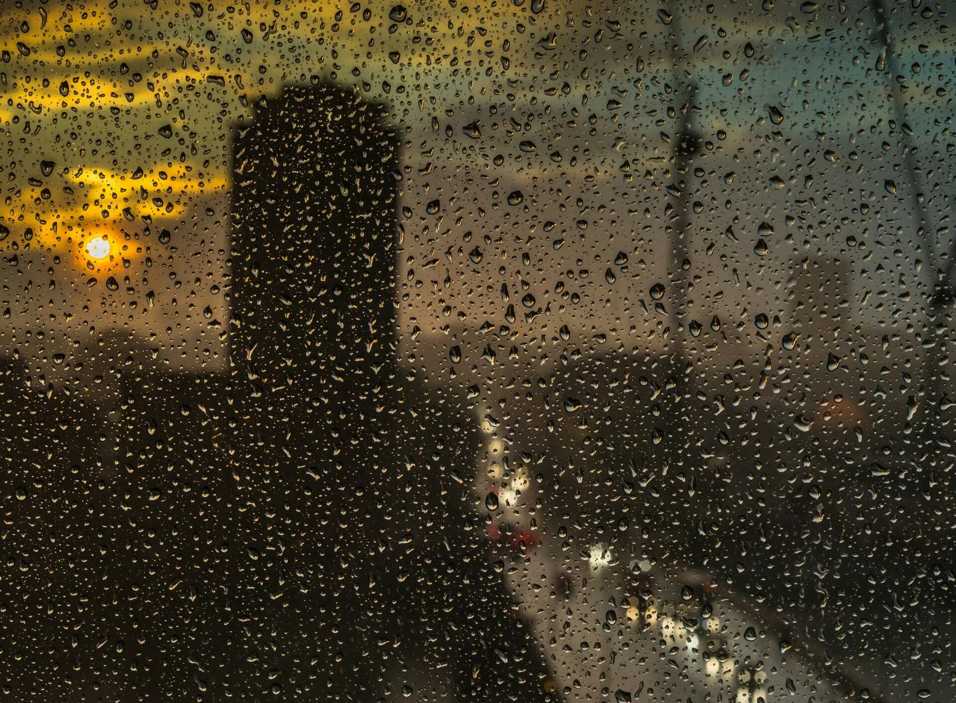 Запотевшее стекло дождь. Капли на стекле. Капли дождя на окне. Дождь в окне. Дождь за окном.