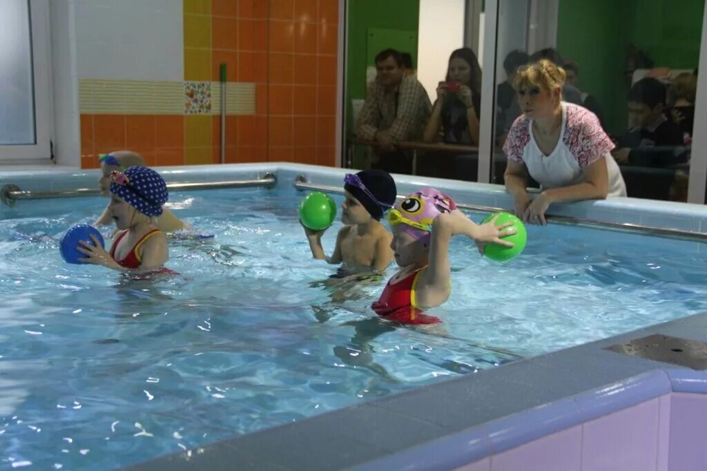 Аква беби кисловодск. Грудничковое плавание бассейны казань. Группа мать и дитя в бассейне. Бассейн бэби. Baby spa новосибирск.