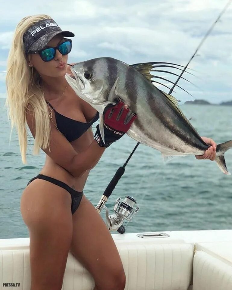 Девушка рыбка. Дева и рыбы. Телки с рыбой. Рыба девица. Красивые девушки на рыбалке.