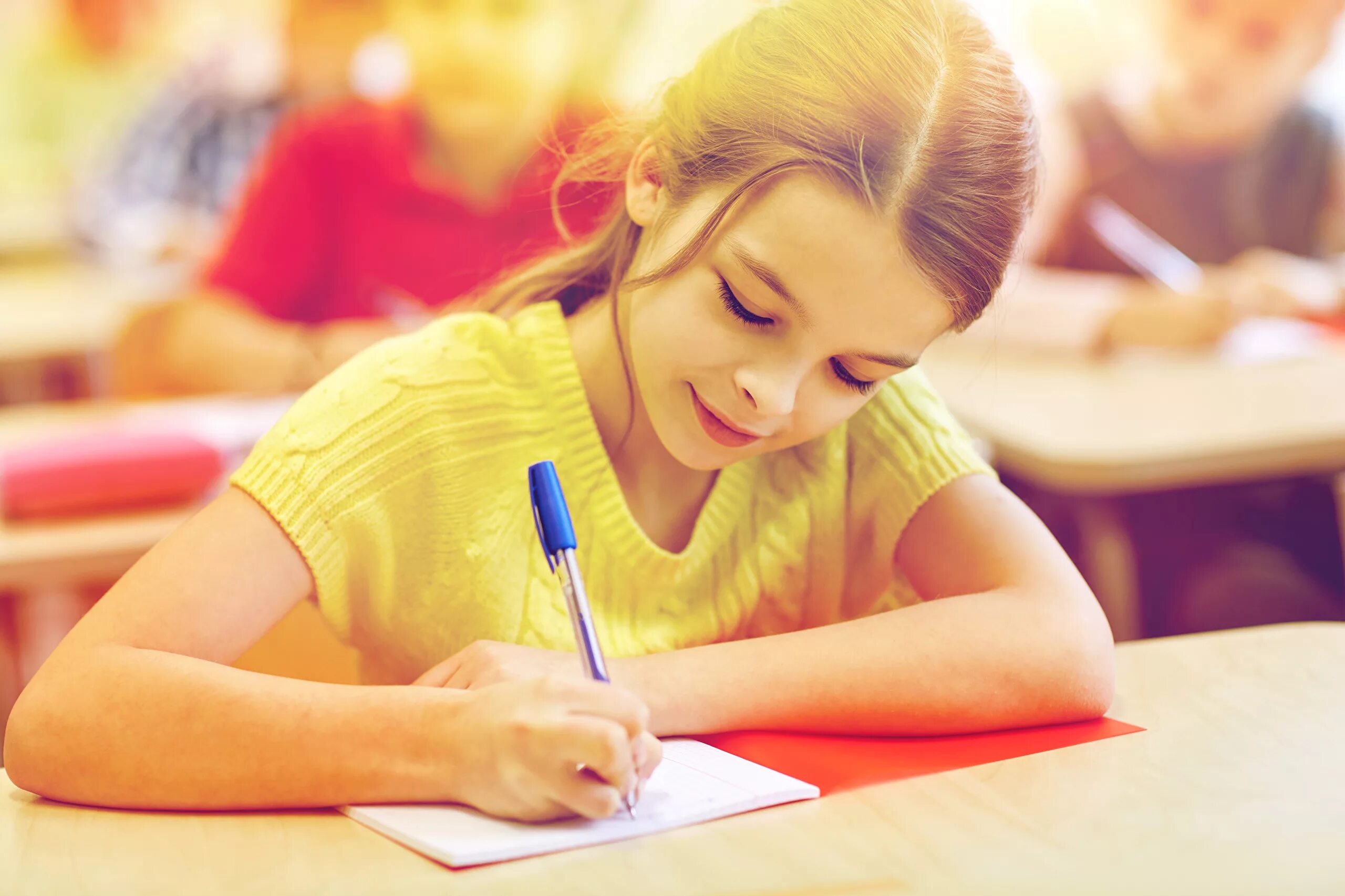 Cute student. Школьник пишет. Ученик пишет. Ребенок пишет. Прилежный ученик.