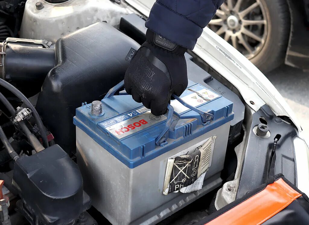 отсоединение минусовой клеммы аккумулятора. аккумулятор для машины. аккумуляторная батарея машины. аккумуляторы в автомобилестроении. аккумуляторная батарея машины.