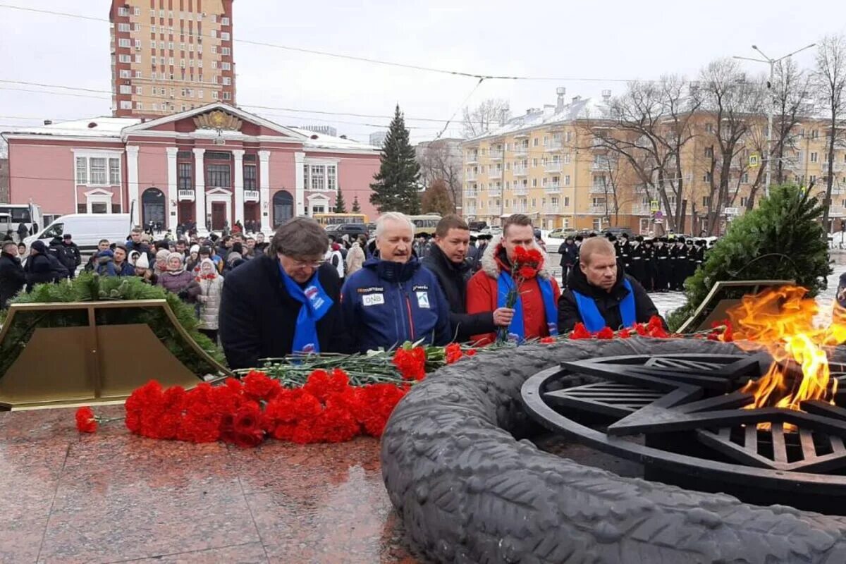 1 февраля пермь. 23 Февраля Пермь возложение. Возложение цветов на 23 февраля Пермь. Воинская Слава Перми. Защитник Отечества Пермский край.