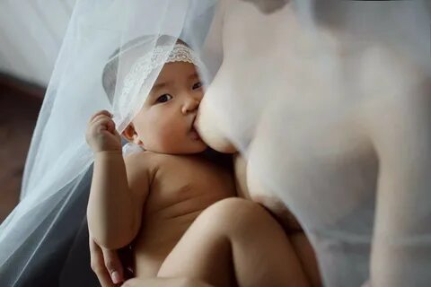 Khoảnh khắc cô dâu ngực trần cho con bú, dân mạng: amp;34;Bố đứa trẻ thật ...