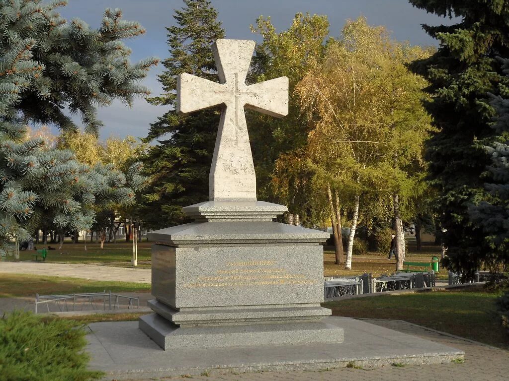 Крест сальск. Каменный крест Ставрополь. Суворовский крест Ставрополь. Крепостная гора Ставрополь крест. Памятник крест Ставрополь.