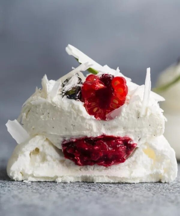 Десерт клубника со сливками. Торт со взбитыми сливками и фруктами. Взбитый десерт 5. Десерт. Мусс на белом шоколаде.