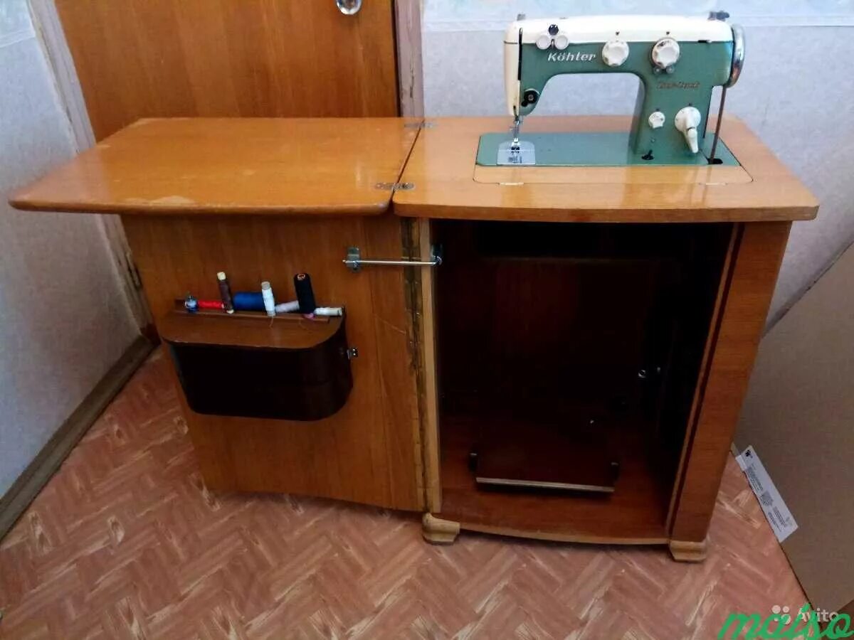 Швейная машина ножная с тумбой. Швейная машинка чайка ссср ножная в тумбе. Швейная машина ножная с тумбой. Швейная машина чайка 2м ножная. Швейная машинка чайка 134 ножная в тумбе.