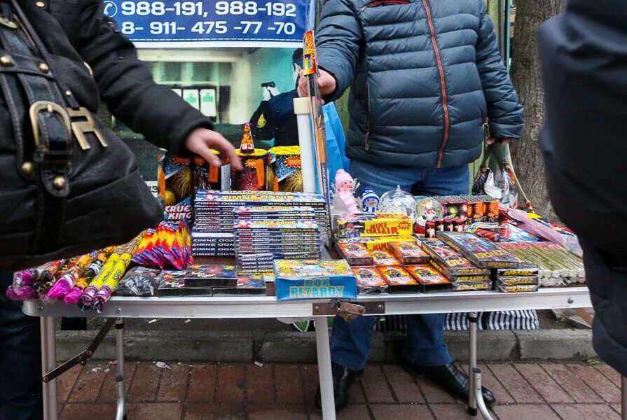 Торговля фейерверками. Петарды на рынке. пиротехника на прилавке. контрафактная пиротехника. незаконная торговля пиротехникой.