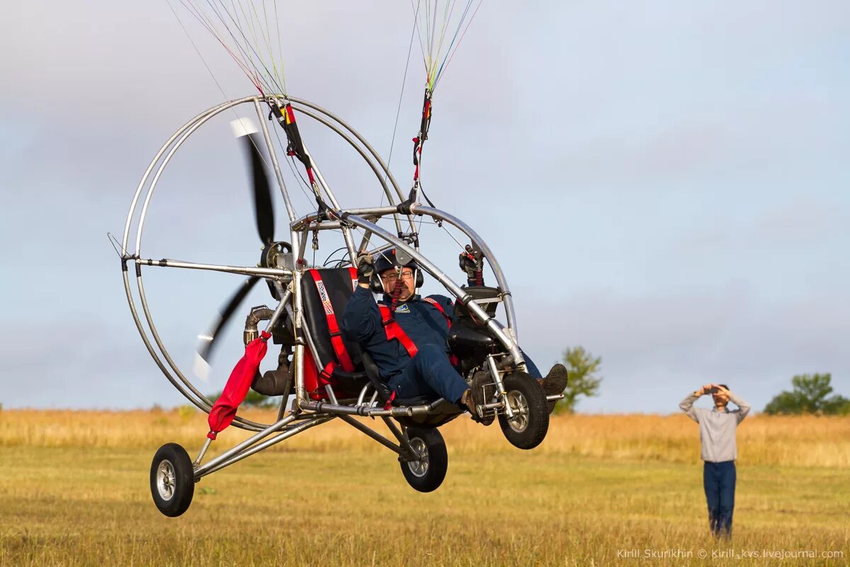 Пора лет найти слово. Паралет аэрошют. СКАЙБАЙК паралет. SKYBIKE паралет. Паралет пилот спереди.