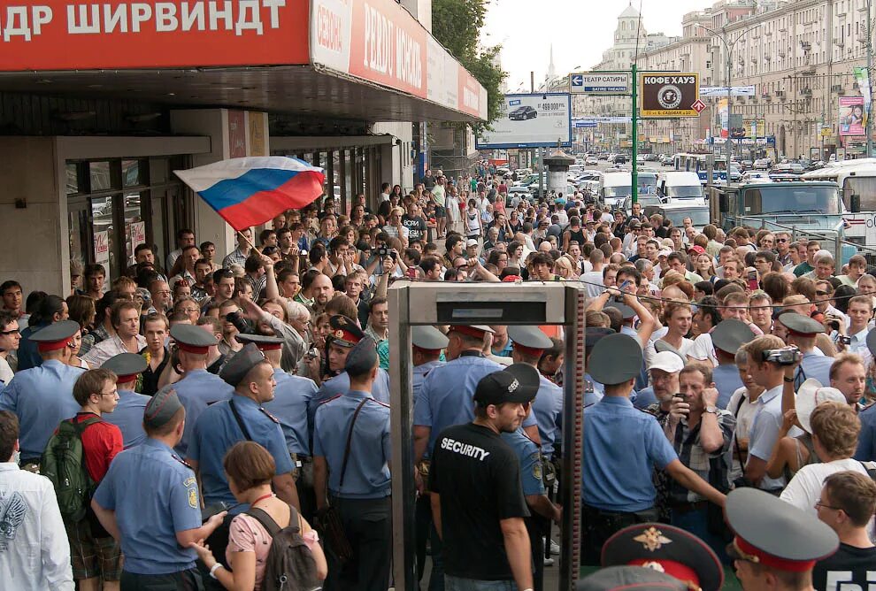 31 июля 2024. Триумфальная площадь митинг. НБП события на Триумфальной площади. Антироссийский митинг в Москве на Триумфальной площади. Толпа в Триумфальной площади.