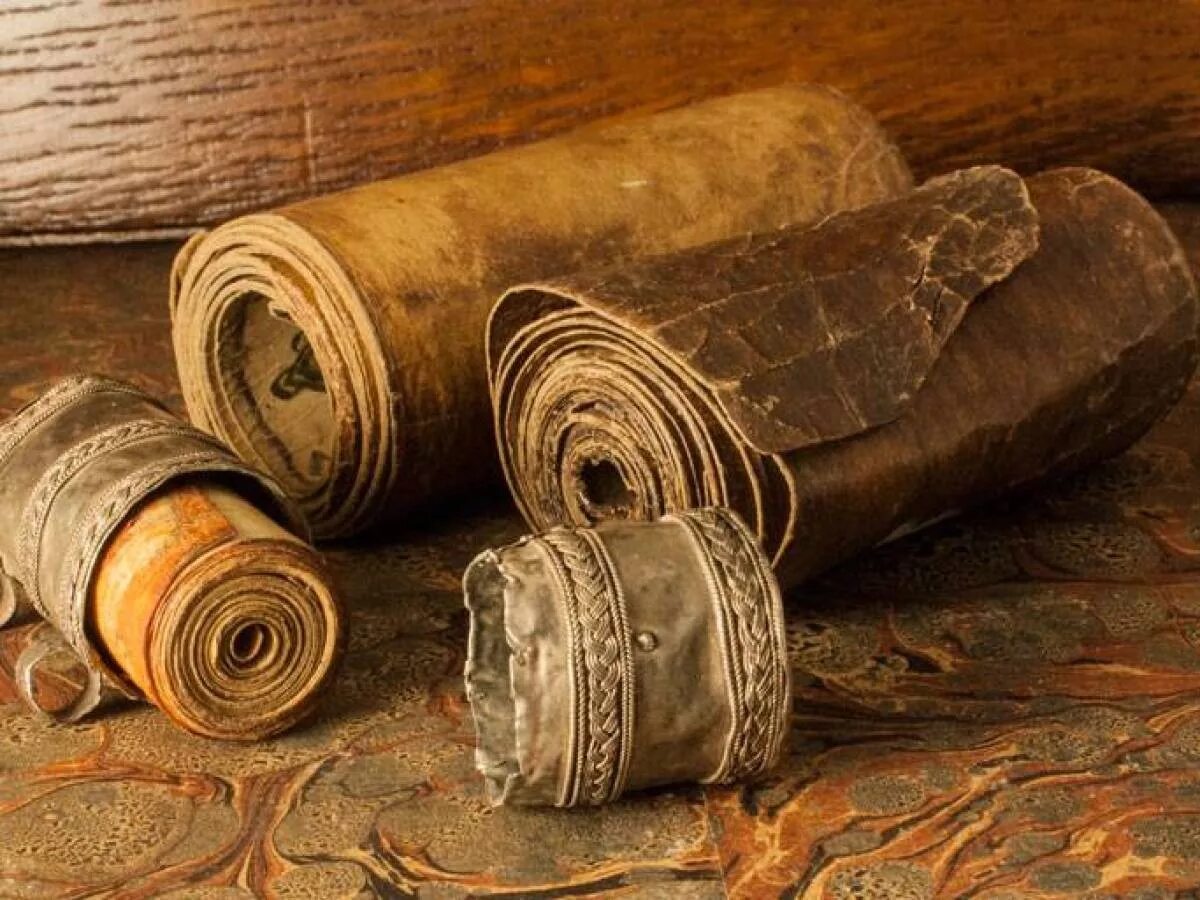 Бумага в древности. Древняя Греция папирусный свиток. Старинные свитки. Древние свитки. Древний пергамент.