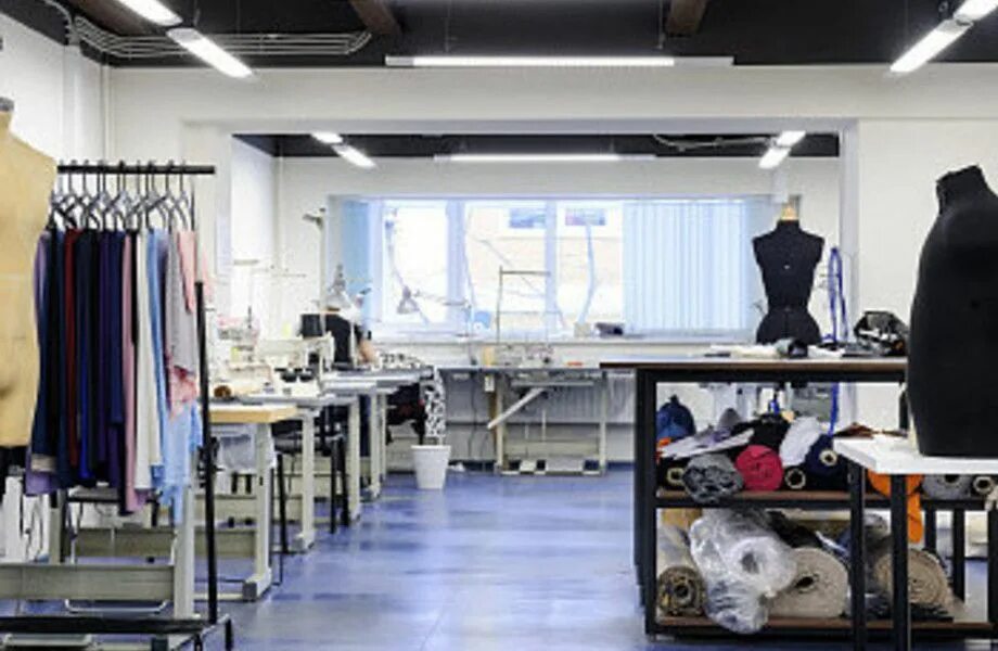 Цех по пошиву. Петербургский швейный дом женская одежда. Fabric atelier одежда. Фабрик ателье интернет. Ателье одежды.