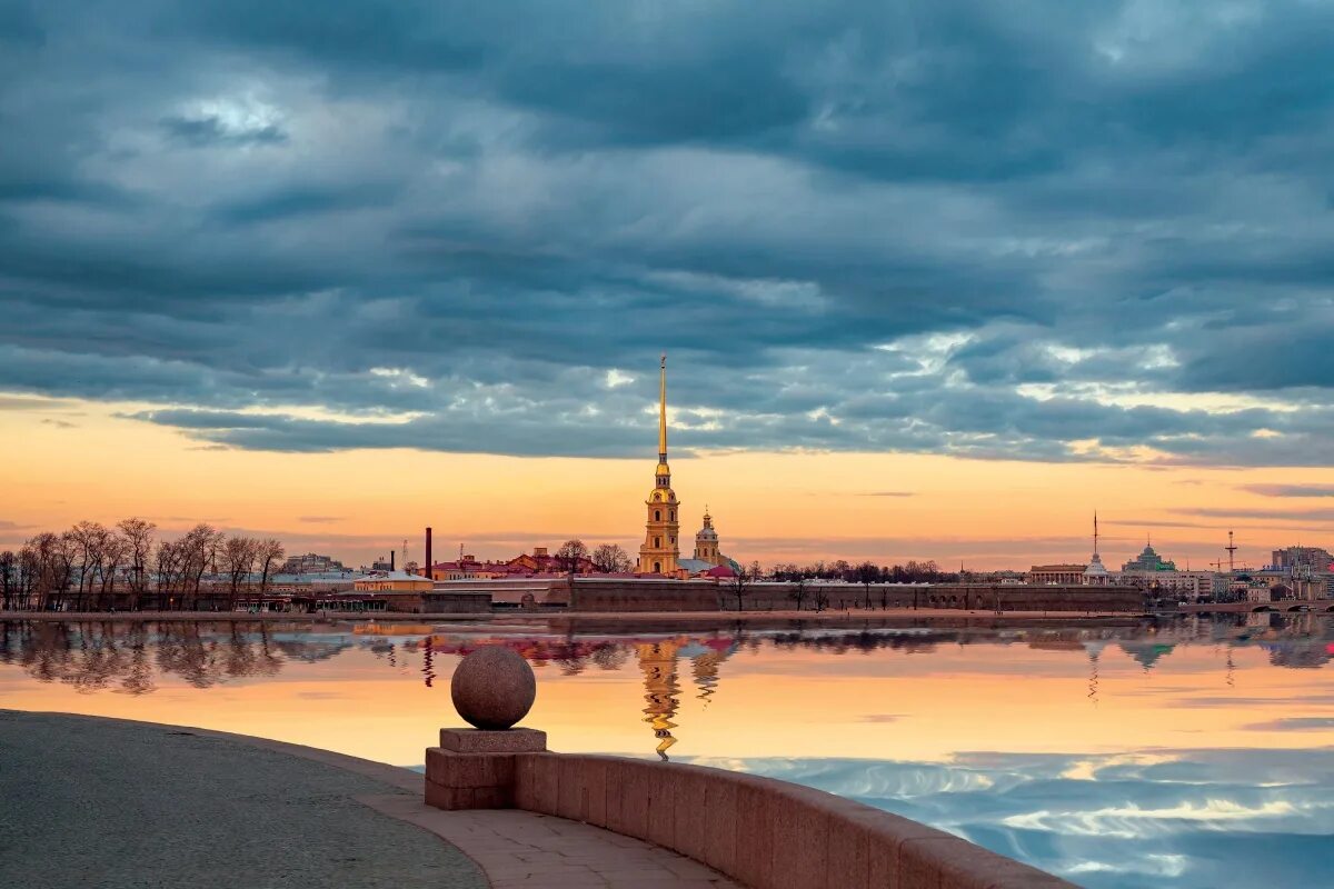 Петропавловская крепость в Санкт-Петербурге панорама. Набережная Петропавловской крепости. Петропавловская крепость панорама. Петропавловка набережная Санкт-Петербург.