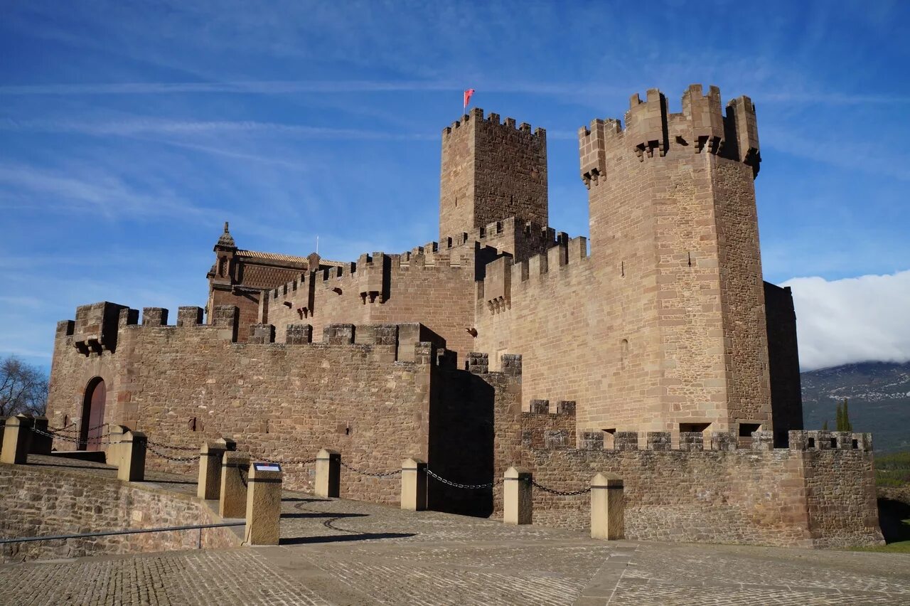 Замок Хавьер Испания. Замок Лоарре Испания. Средневековый замок в Испании. Замок Сальват Испания. Самая крупная крепость из сохранившихся и действующих