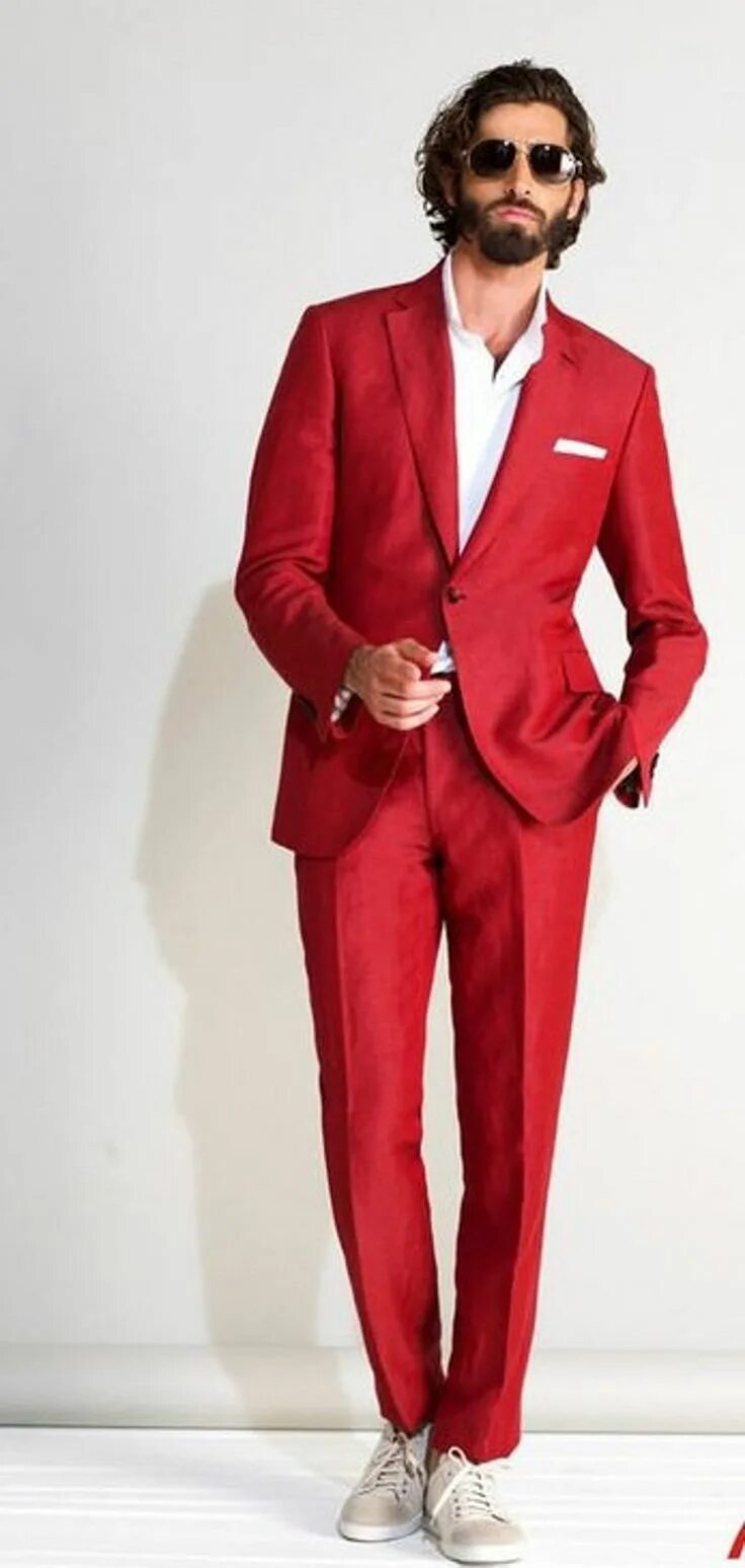 Купить красные мужской костюм. Смокинги Бриони мужские. Мужчина в Красном костюме. Красный костюм мужской классический. Мужчина в Красном пиджаке.